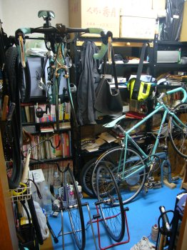 散らかしている自転車部屋