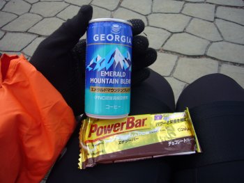 温かい缶コーヒーとPowerBar