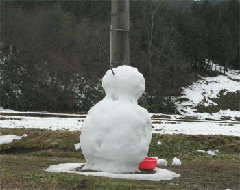 無残な雪だるま