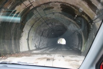 断魚渓のトンネルを抜ける