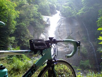 瀑雪の滝とBianchi 瀑雪の滝とBianchi