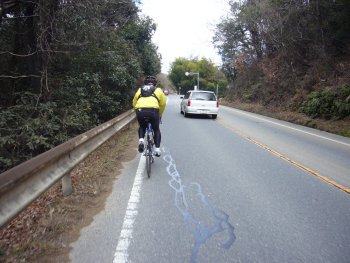 090201-1 高屋を過ぎての登坂を頑張る、くるすけさん