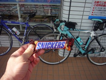 定番補給食 "SNICKERS"