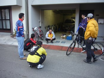 かつお宅ガレージ前でオッサン達たむろ かつお宅ガレージ前でオッサン達たむろ