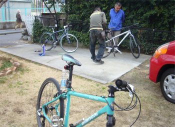 たっちゃんさんと、お庭で自転車メンテ