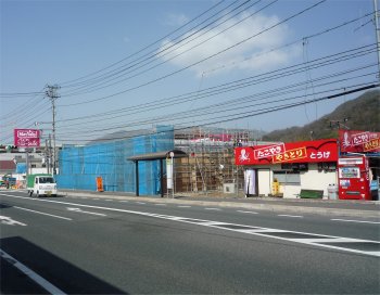 たこ焼き「とうげ」横、謎の建物