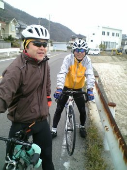 小坪の峠でJUNさんに撮影してもらった。右がU☆1さん、左がこなき。 小坪の峠でJUNさんに撮影してもらった。右がU☆1さん、左がこなき。