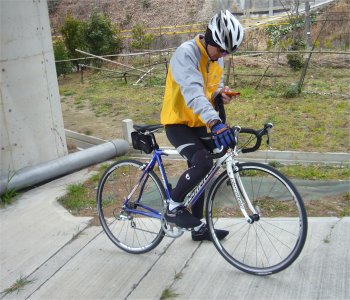U☆1さん、ケータイで雨雲の様子をチェック U☆1さん、ケータイで雨雲の様子をチェック