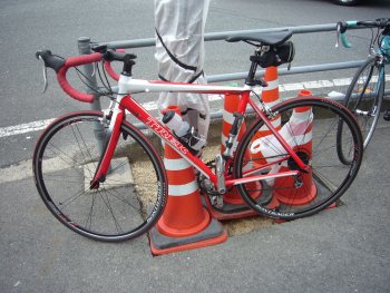 赤白トレックさんのTREK、カラーコーンとコラボ中w 赤白トレックさんのTREK、カラーコーンとコラボ中w