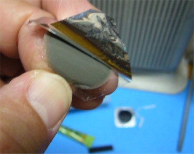 アルミ箔からパッチを剥がす アルミ箔からパッチを剥がす