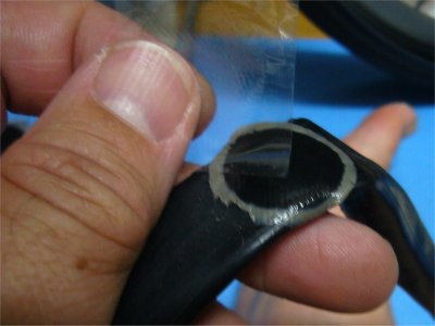 パッチを貼り、強力に押し付けて、透明ビニールを剥がす パッチを貼り、強力に押し付けて、透明ビニールを剥がす