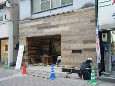 外観も板貼り進行中 外観も板貼り進行中