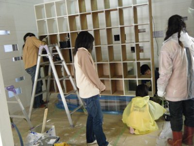 みんなで棚塗り作業です みんなで棚塗り作業です