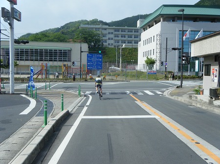 粕淵の市街地に入る!! 粕淵の市街地に入る!!