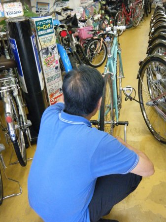 リアの振れとり中 リアの振れとり中