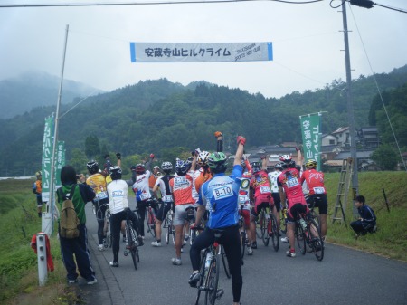 気勢を挙げるBクラス 気勢を挙げるBクラス