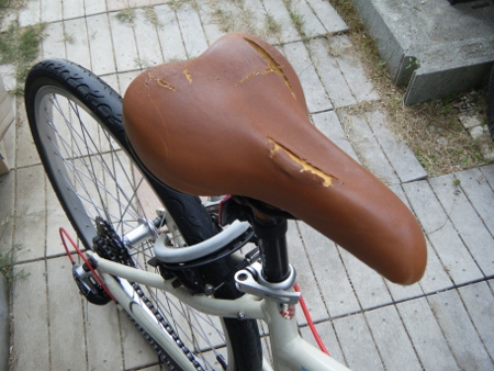 傷んでるサドル 傷んでるサドル