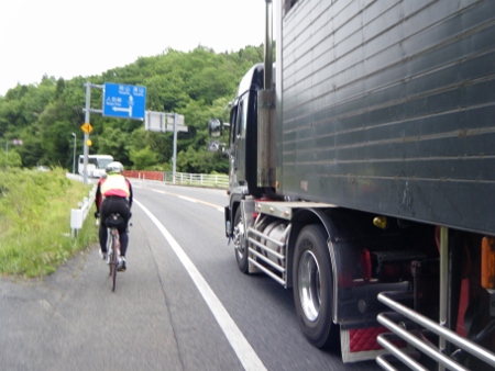 トレーラー追抜中