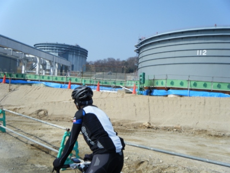 巨大な石油タンクの脇を通過