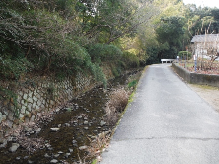 川と道が続く…