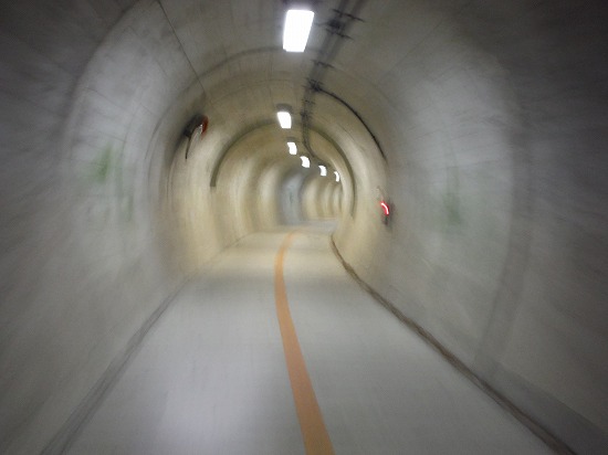 歩行者/自転車用トンネル