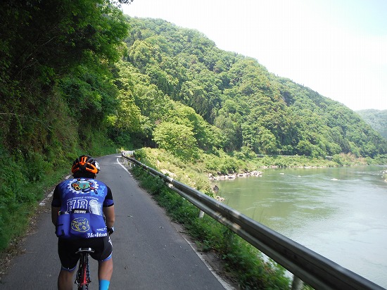 江の川沿い