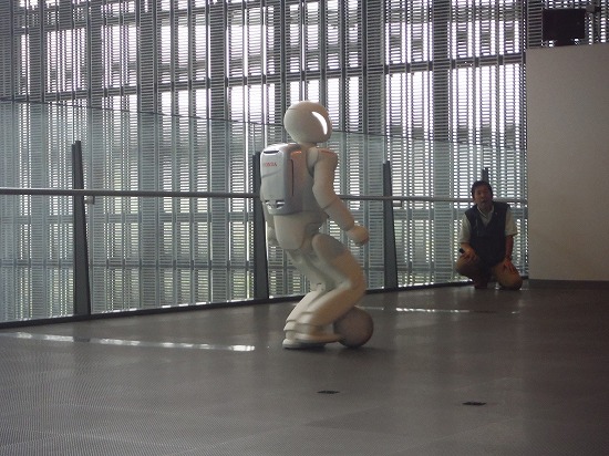 ASIMO 蹴る!!