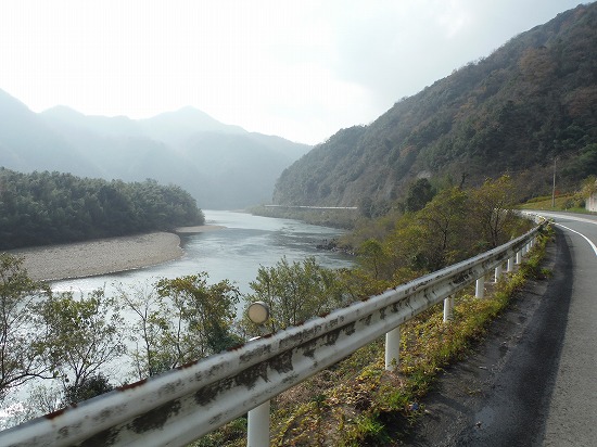 江の川沿いに下ってく