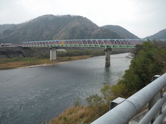 特徴的な桜江大橋