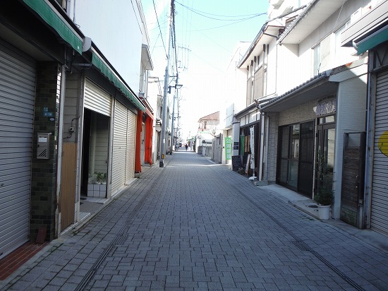 三津の商店街へと