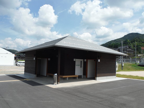 素敵なトイレ建屋も