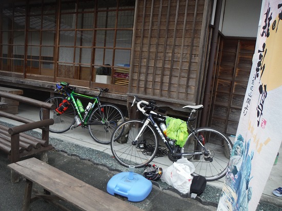 建物裏手にも…