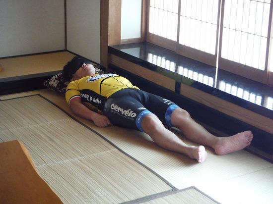 寝る男1