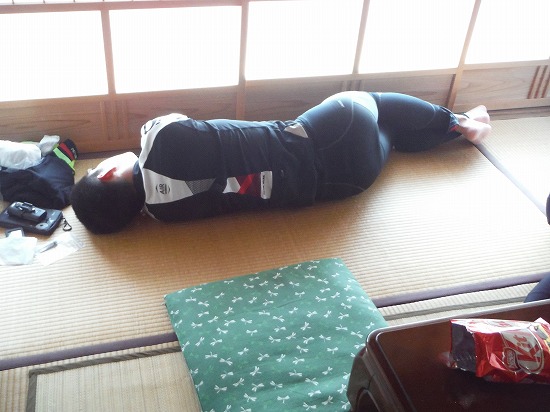 寝る男3