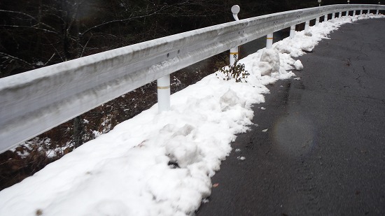 路肩に雪が…