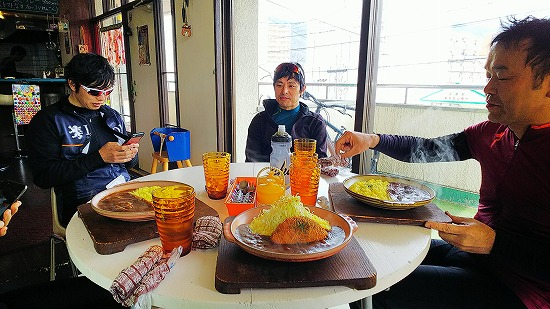 昼食はイーズイート Photo by KAWAさん