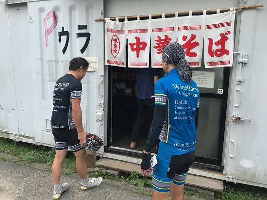 いそいそ…
