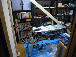 カスタム途中の自転車部屋