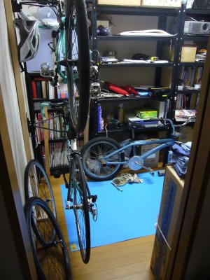 自転車部屋を入口から見た画